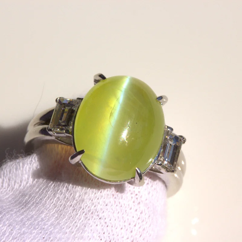 8.27 Carat Cats Eye Chrysoberyl Diamond 3-Stone Platinum Ring